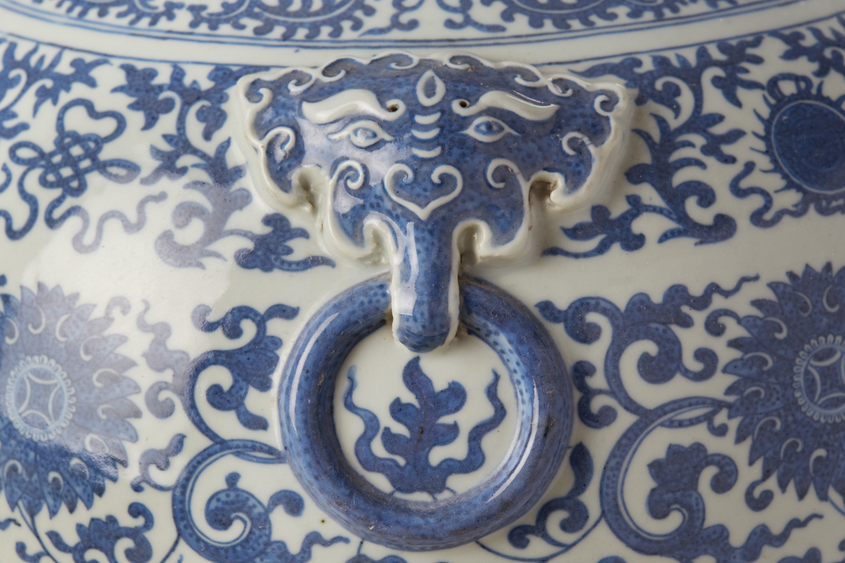 A LARGE BLUE AND WHITE HU FORM LOTUS VASE - Image 2 of 12