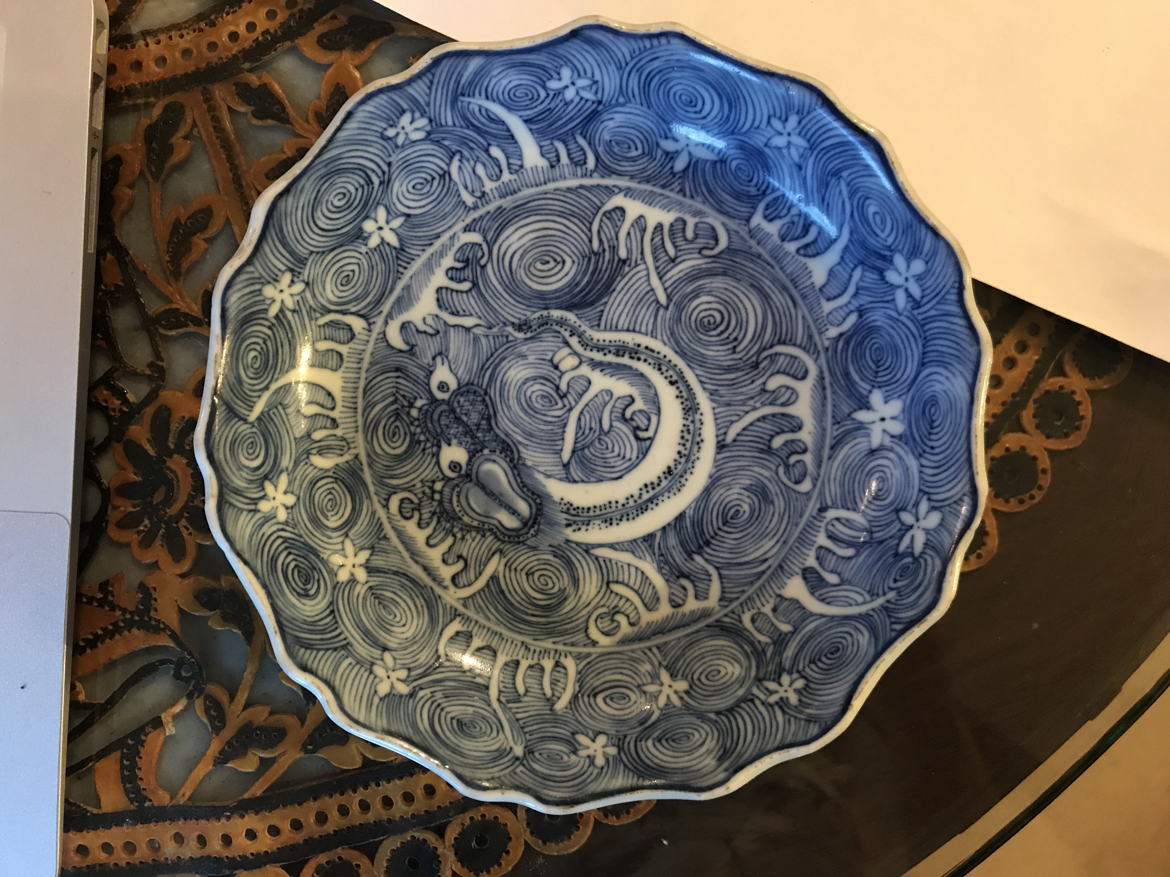 A BLUE AND WHITE PORCELAIN SAUCER DISH - Image 3 of 9