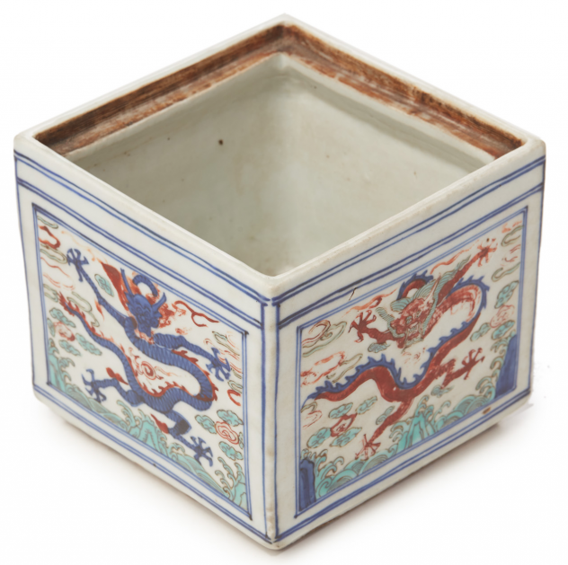 A SQUARE WUCAI PORCELAIN DRAGON BOX