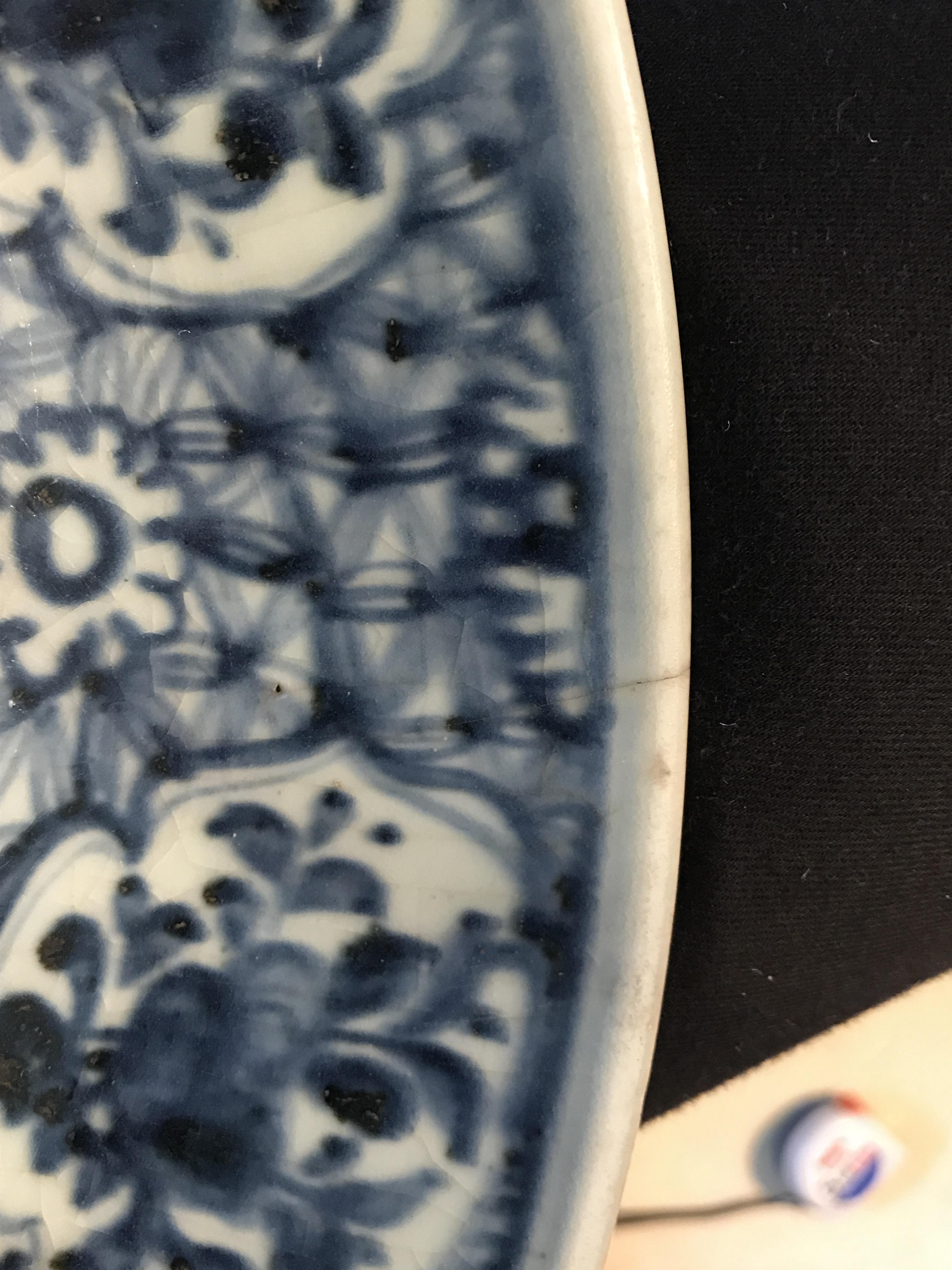 A BLUE AND WHITE PORCELAIN CHARGER - Image 8 of 8