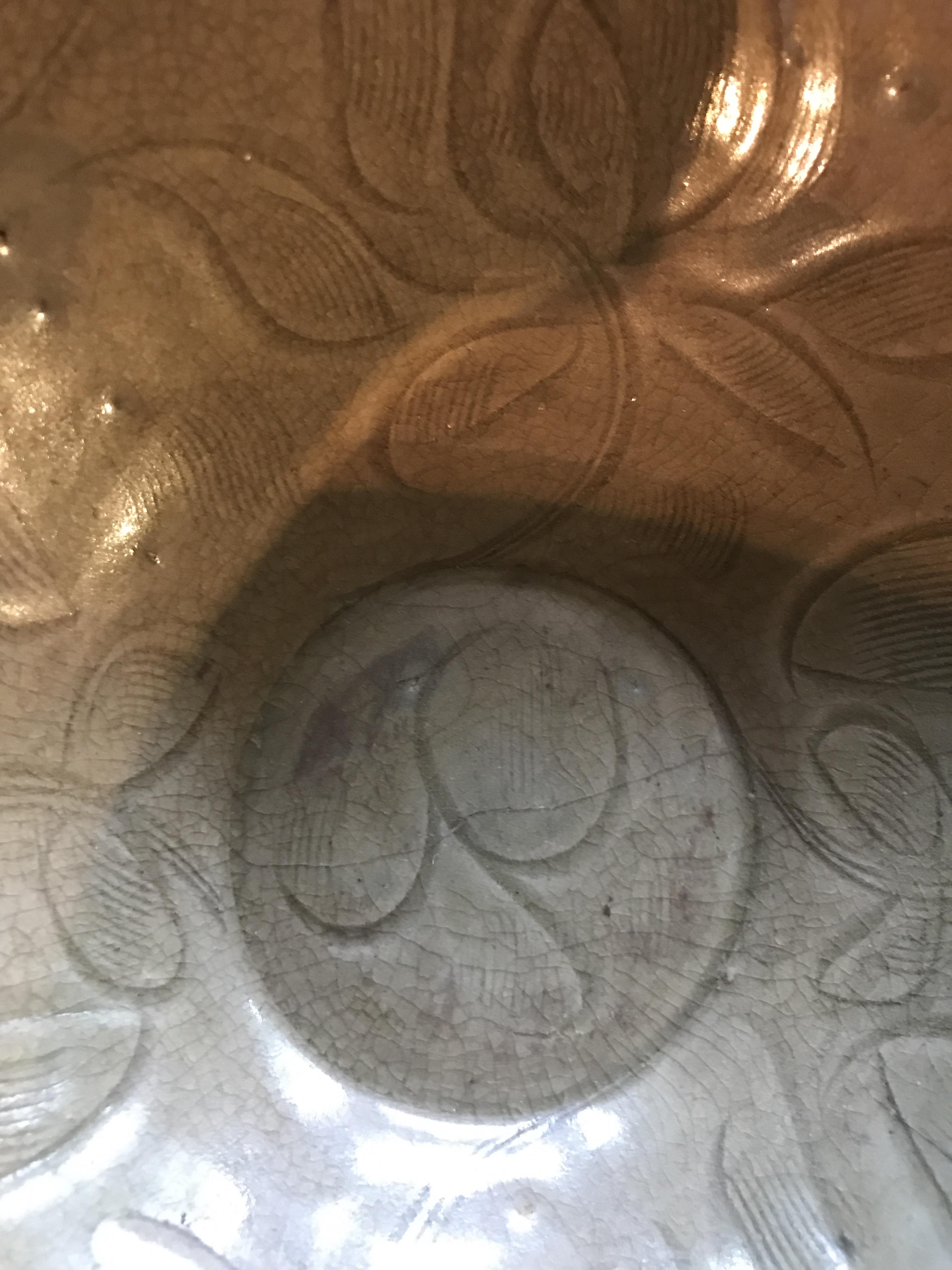 AN INCISED CELADON BOWL - Image 8 of 10