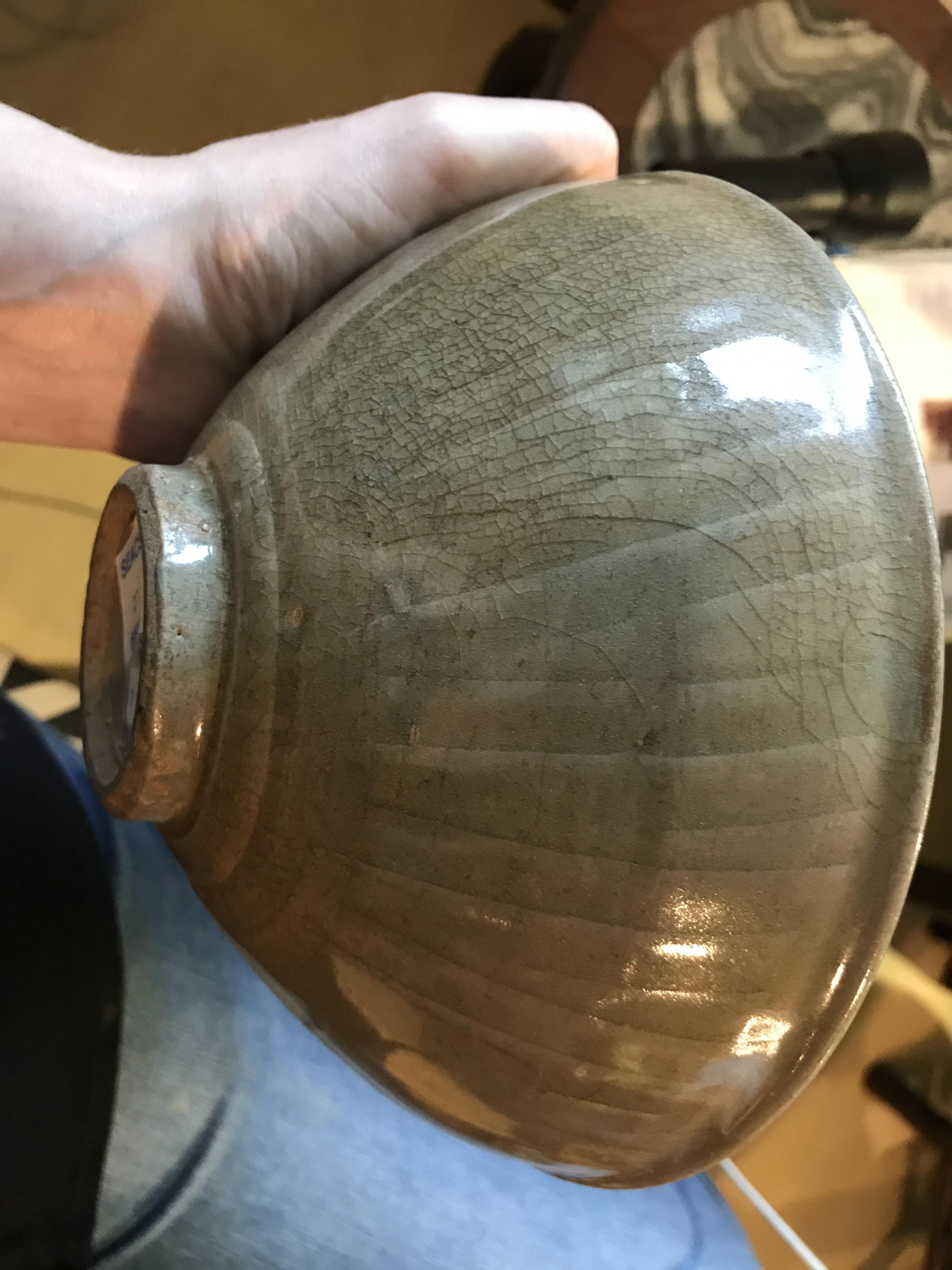 AN INCISED CELADON BOWL - Image 10 of 10