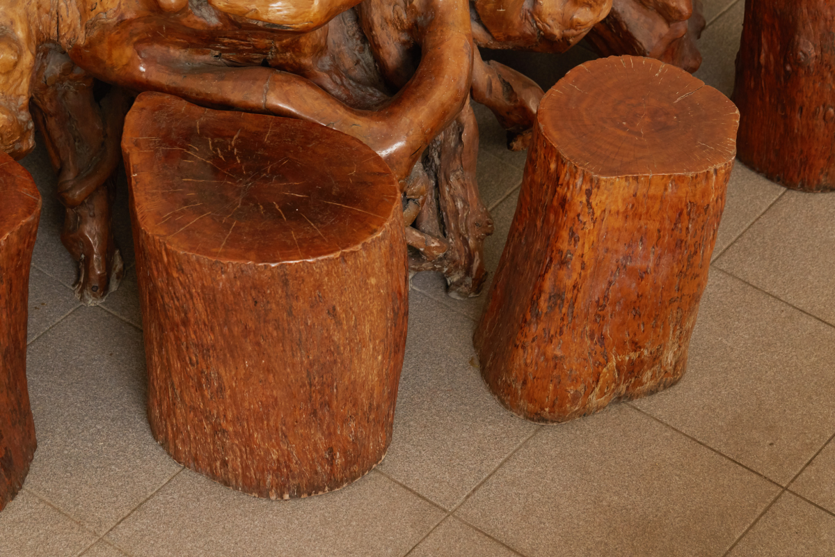 A LARGE ROOT WOOD TABLE WITH EIGHT STOOLS - Image 4 of 4