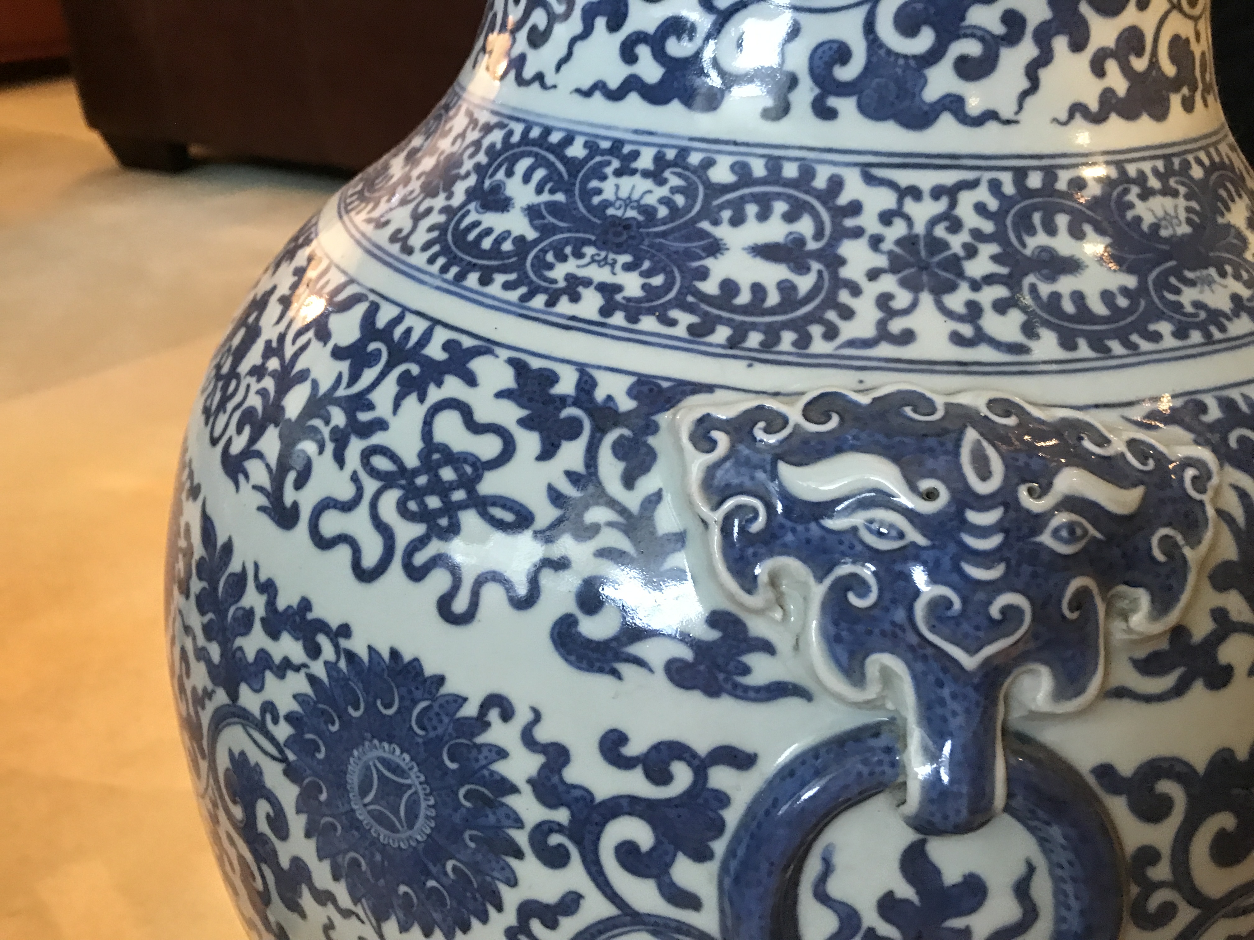 A LARGE BLUE AND WHITE HU FORM LOTUS VASE - Image 10 of 12