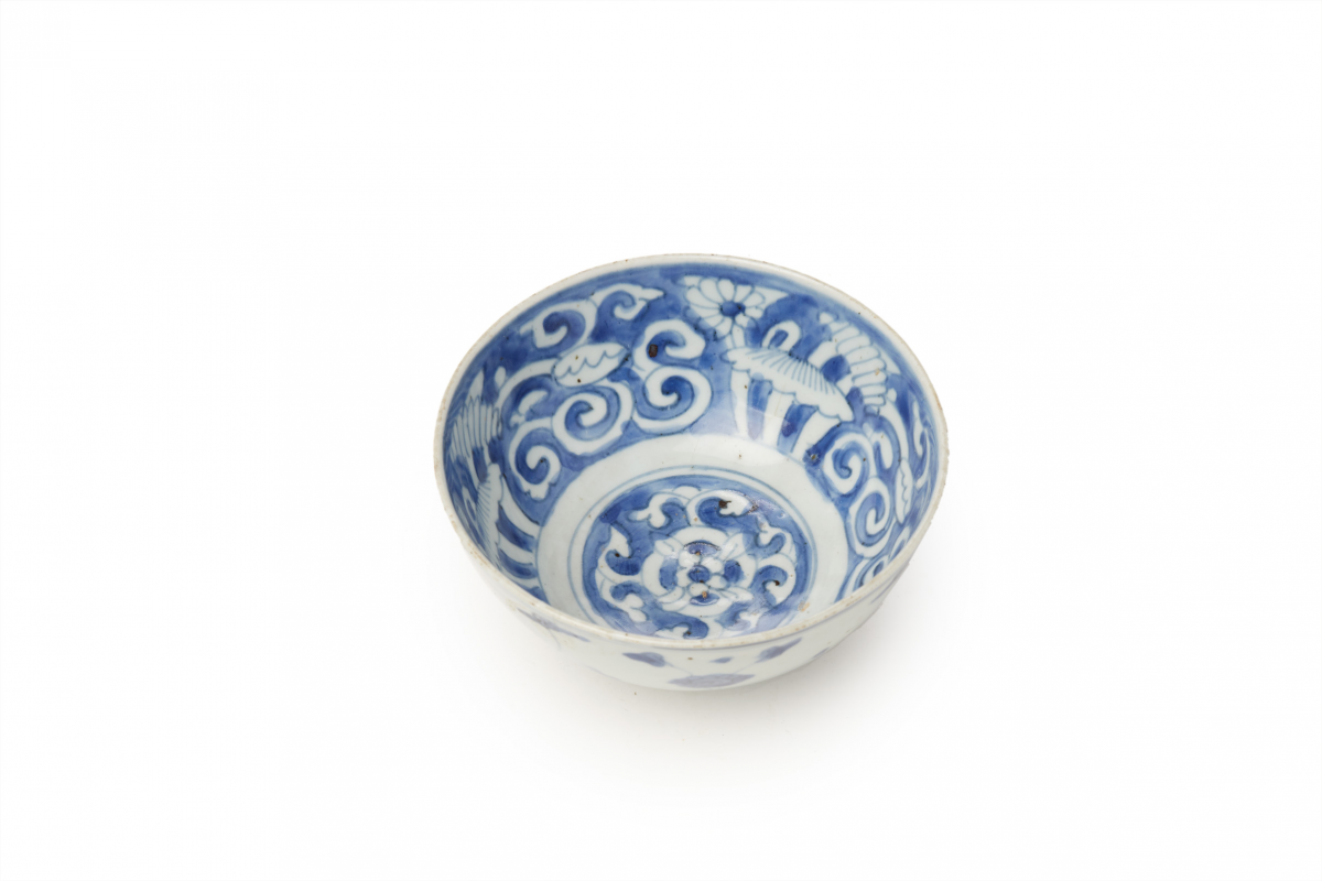 A SMALL BLUE AND WHITE PORCELAIN BOWL (1) - Image 2 of 3