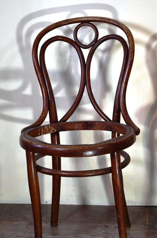 THONET Deux chaises en bois courbé teinté et assise cannée version adulte et [...] - Image 2 of 7