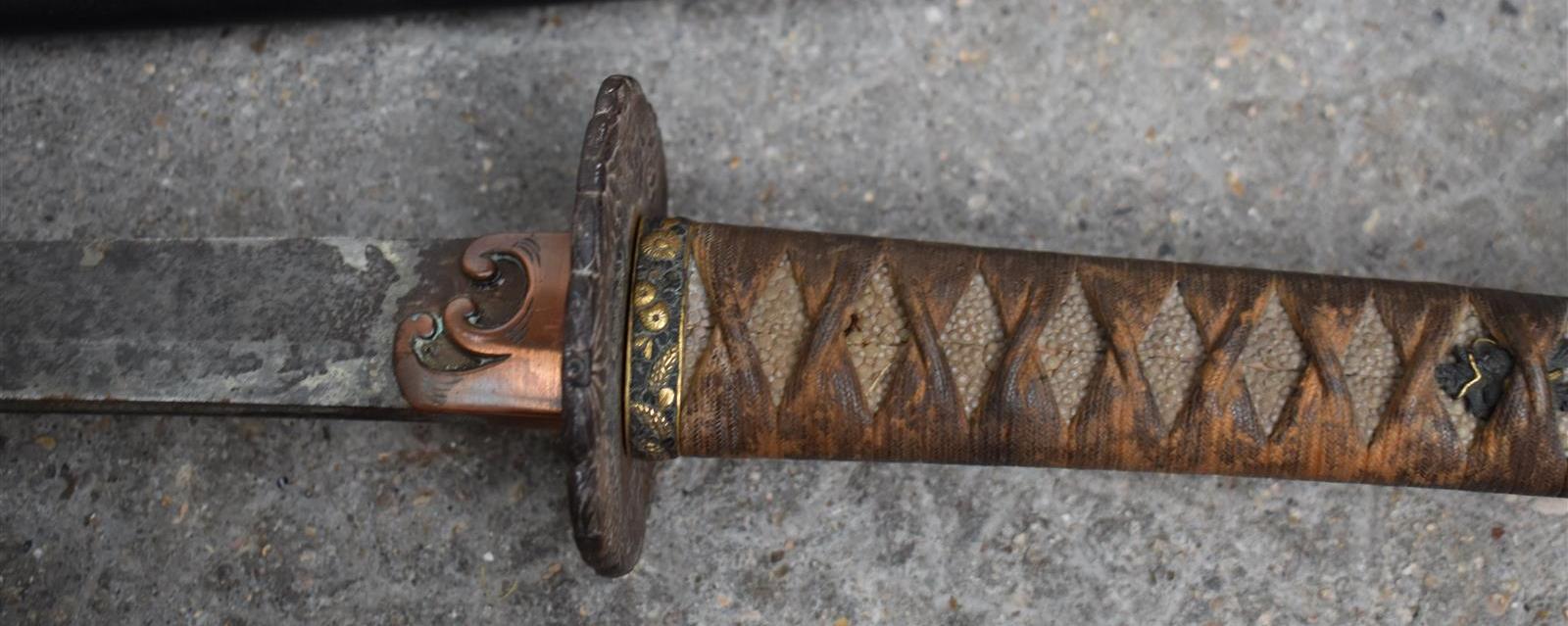 Katana, poignée galuchat avec tsuba en fer ajouré. Japon, époque Eido. L. 94 cm [...] - Image 3 of 5