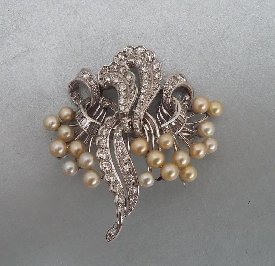 Broche formée de deux clips de corsage à motif floral stylisé et noeud de rubans, [...]