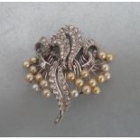 Broche formée de deux clips de corsage à motif floral stylisé et noeud de rubans, [...]