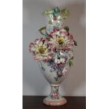 MONTIGNY SUR LOING ? (faïence) Important vase sur pièdouche à décor polychrome de [...]