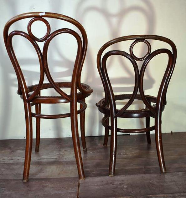 THONET Deux chaises en bois courbé teinté et assise cannée version adulte et [...] - Image 5 of 7