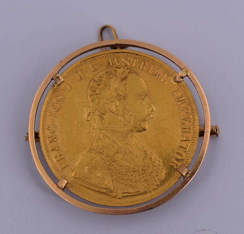 Broche en or sertie d'une pièce à l'effigie de François Joseph 1915. - Poids : [...]