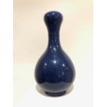 Vase bleu nuit de forme suan tou ping (gousse d'ail), H. 25 cm -