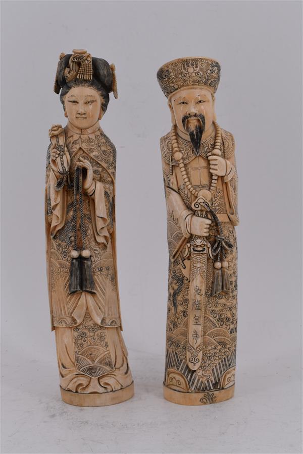 Paire d'OKIMONOS en ivoire, couple de dignitaires, H. 35 cm et 36 cm (petit manque à [...]