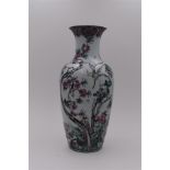 Chine, XIXe-XXe siècles, Vase à décor de branchages et oiseaux (percé), H. 45 cm -