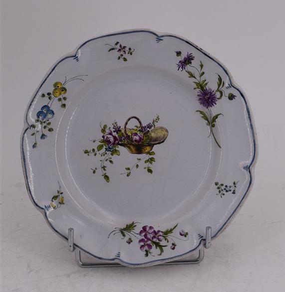 ROUEN (faïence) Assiette à décor polychrome au panier de fleurs. 18e siècle -