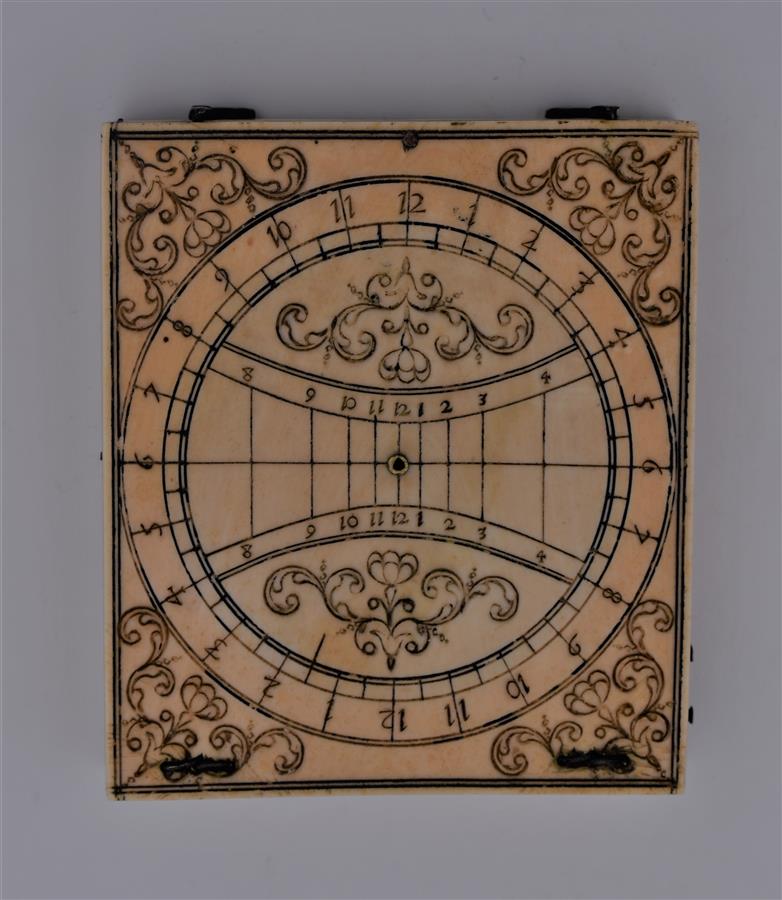 CADRAN SOLAIRE et BOUSSOLE EN IVOIRE de type Bloud. Avec convertisseur et calendrier [...] - Image 2 of 2