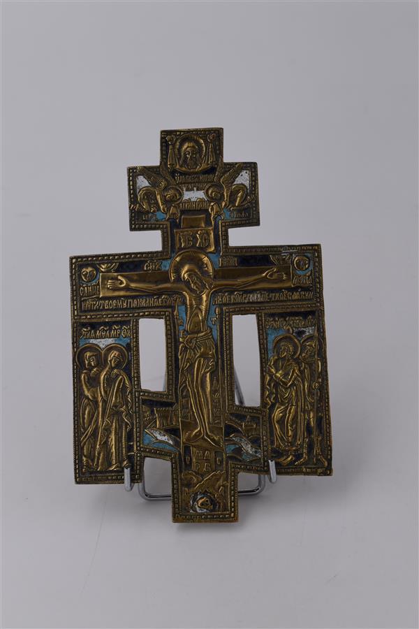 Croix orthodoxe figurant le Golgotha en bronze patiné ciselé émaillé, le revers [...]