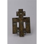 Croix orthodoxe figurant le Golgotha en bronze patiné ciselé émaillé, le revers [...]