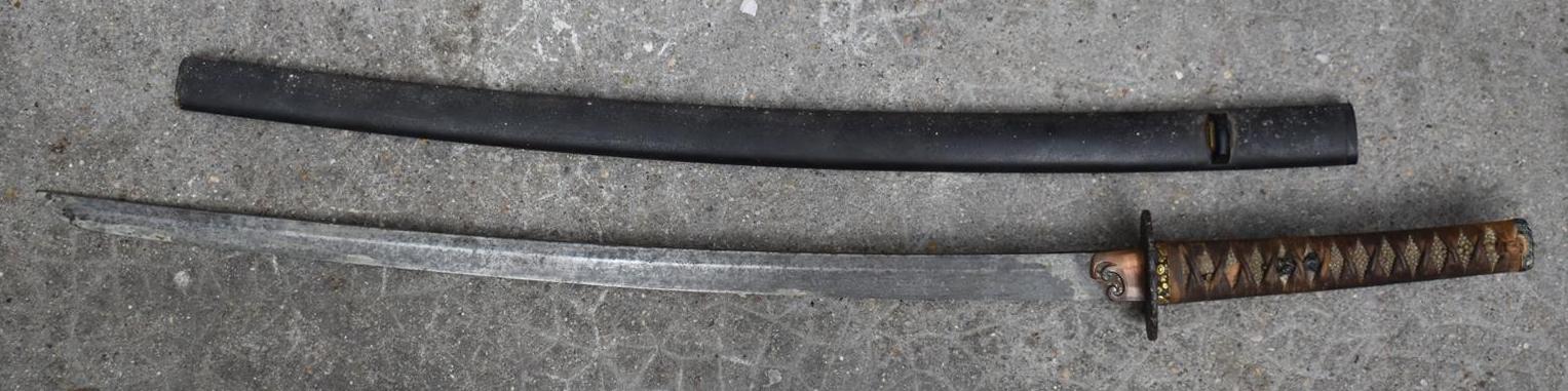 Katana, poignée galuchat avec tsuba en fer ajouré. Japon, époque Eido. L. 94 cm [...]