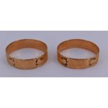 2 Bracelets rigides en or ciselé décor de cartouche, Poids : 76 gr -