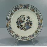 ROUEN ? (faïence), Assiette polychrome au centre d'un chinois avec fleurs et [...]