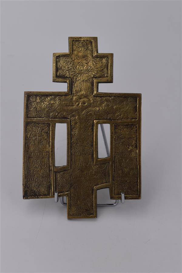 Croix orthodoxe figurant le Golgotha en bronze patiné ciselé émaillé, le revers [...] - Image 2 of 2