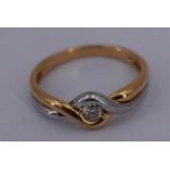 Bague croisée en or sertie d'un diamant taillé en brillant 0,15 carats. - Poids [...]