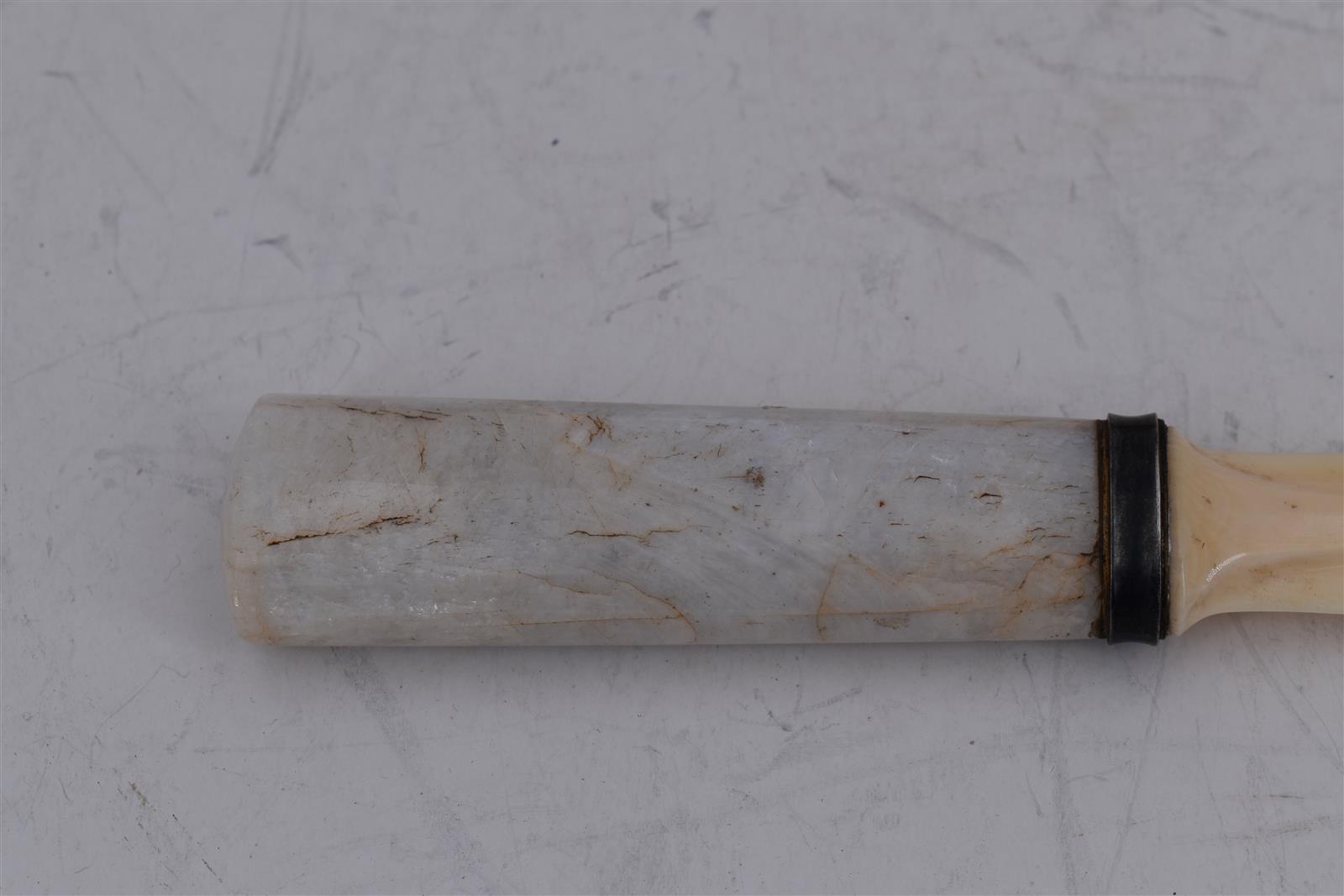 Gustave KELLER, coupe-papier, manche en pierre dure, Début XXe L. 32 cm, dans sa [...] - Image 2 of 3