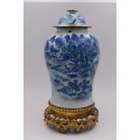 CHINE (porcelaine) Potiche couverte à décor, en camaïeu bleu, d'un paysage [...]