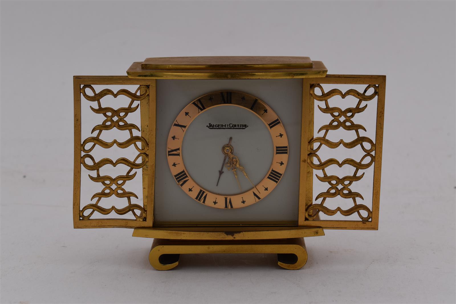 JAEGER LECOULTRE, Pendulette réveil en laiton doré à volets coulissants ajourés [...]