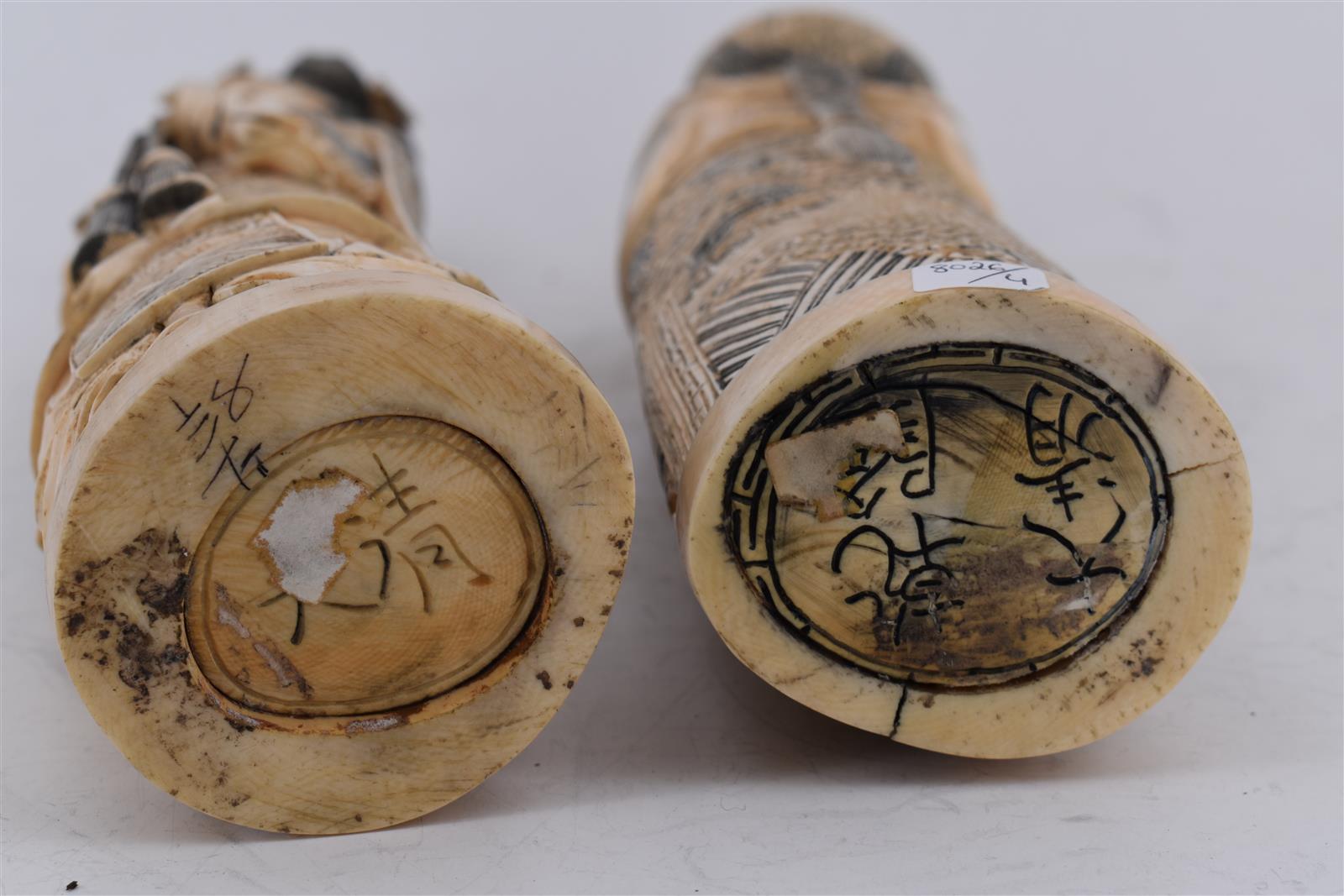 Paire d'OKIMONOS en ivoire, couple de dignitaires, H. 35 cm et 36 cm (petit manque à [...] - Image 5 of 5