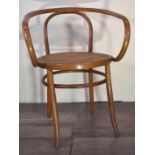 MUNDUS Fauteuil en bois courbé teinté et assise cannée. 57cm x 55cm et hauteur [...]