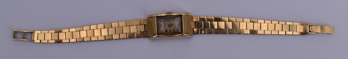 WITTNAUER Montre bracelet de dame en or le cadran rectangulaire signé. - Poids [...]