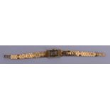 WITTNAUER Montre bracelet de dame en or le cadran rectangulaire signé. - Poids [...]