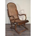 THONET (attribué à) Fauteuil à haut dossier en bois courbé teinté, assise et [...]