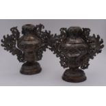 Paire de support de forme balustre en laiton repoussé argenté à deux anses [...]