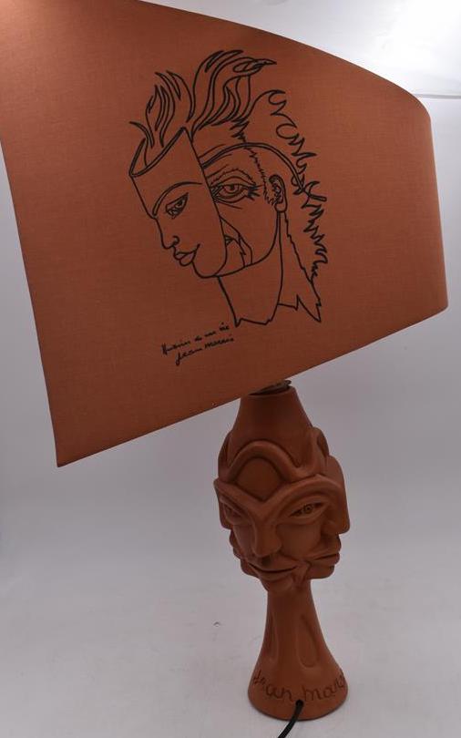 Jean MARAIS (1913-1998), Pied de lampe en terre cuite à quatre visages et son abat [...] - Image 2 of 3