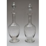 2 Carafes en cristal ciselé avec bouchons, H. 25,5 cm. -