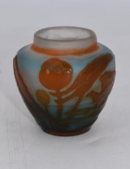 Etablissements GALLE (attribué à) Petit vase ovoïde en verre multicouches orange [...]