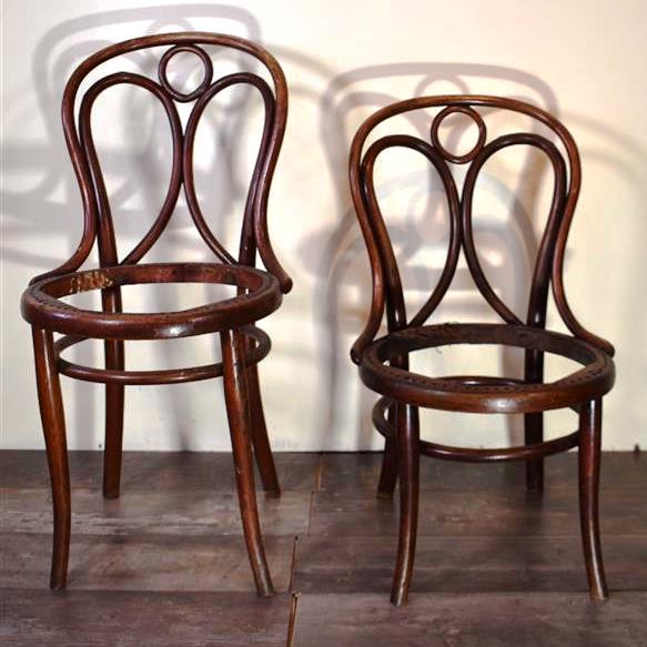 THONET Deux chaises en bois courbé teinté et assise cannée version adulte et [...]