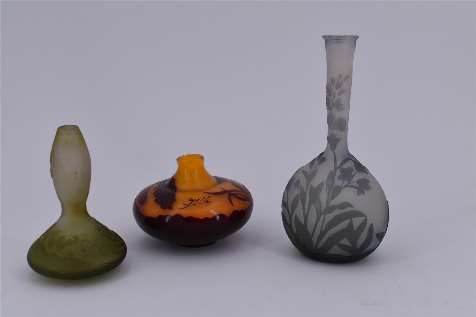 Etablissements GALLÉ, 3 vases soliflores en verre coloré multicouches à décor [...]