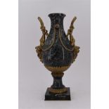 Vase balustre en marbre gris veiné monture en bronze ciselé à anses cornes [...]