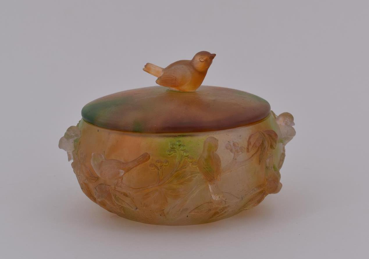 Jose Maria DAVID (1944-2015) Bonbonnière en pâte de verre à fond marbré à décor [...]