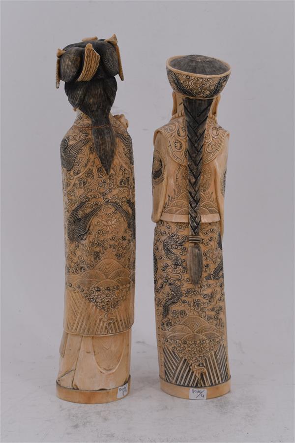 Paire d'OKIMONOS en ivoire, couple de dignitaires, H. 35 cm et 36 cm (petit manque à [...] - Image 2 of 5