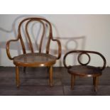 THONET Deux sièges enfant en bois courbé teinté et assise cannée. Édition [...]