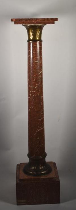 Colonne en marbre rouge veiné blanc et bronze ciselé doré, H. 106 cm ; P. 26 cm et [...]