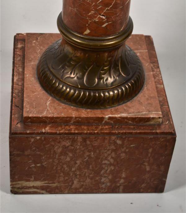 Colonne en marbre rouge veiné blanc et bronze ciselé doré, H. 106 cm ; P. 26 cm et [...] - Image 5 of 5