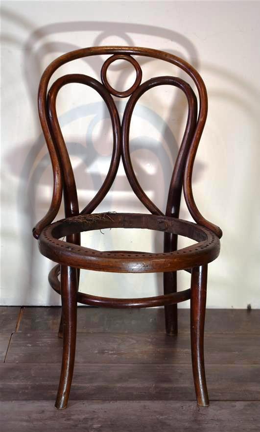 THONET Deux chaises en bois courbé teinté et assise cannée version adulte et [...] - Image 3 of 7