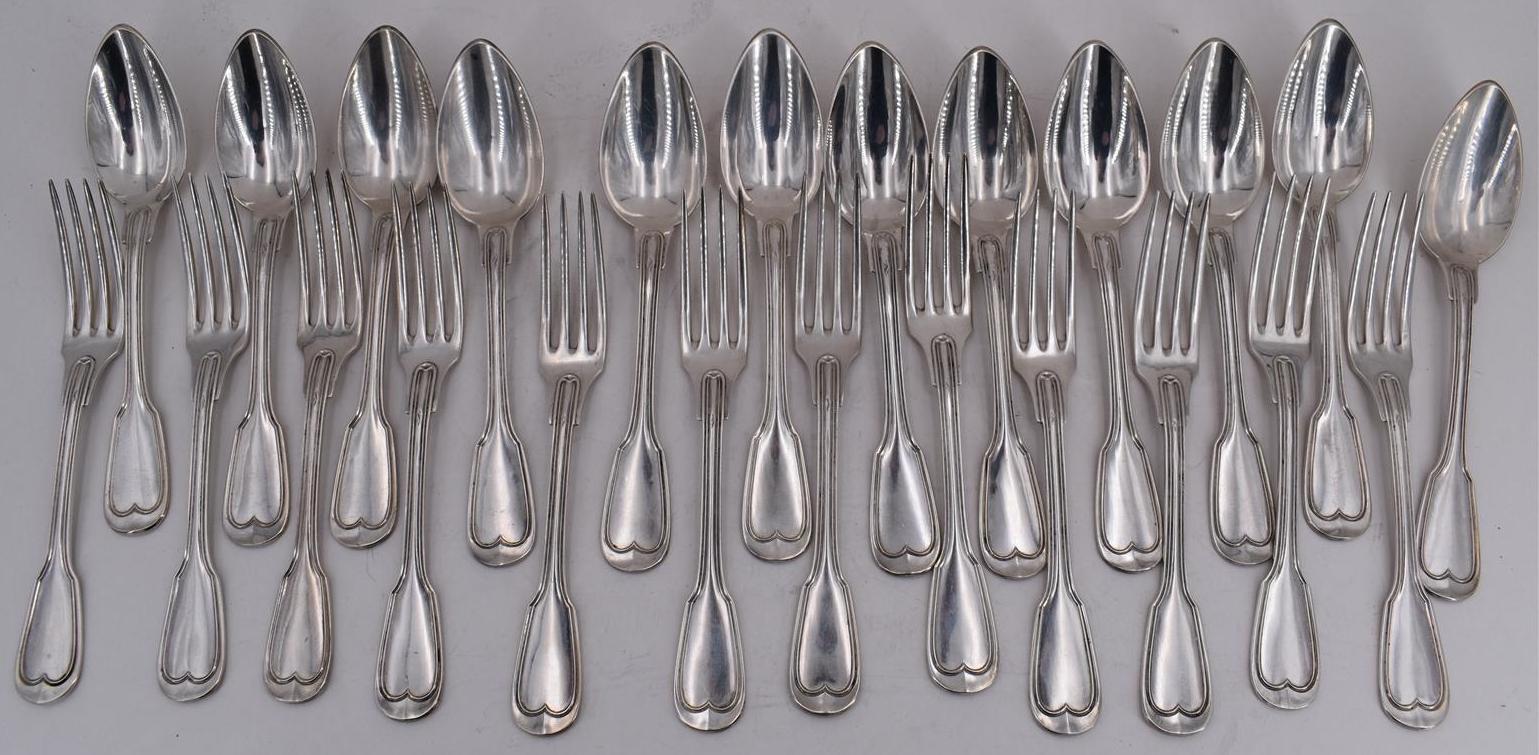 12 couverts en argent modèle à filets armoriées 18e siècle poids : 1,920 gr -